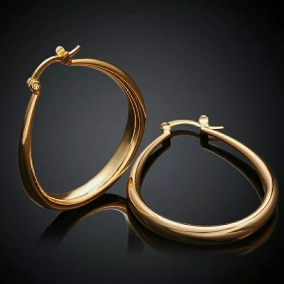 CUTE 18K GOLD OVAL HOOP EARRINGS - Picture 2 of 3